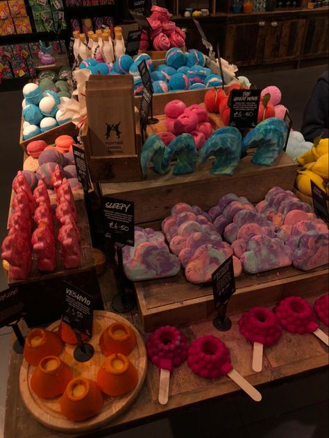 Lush Store Aesthetic, Lush Cosmetics Aesthetic, Lush Bathbomb Aesthetic, Lush Products Aesthetic, Bathbomb Aesthetic, Lush Dream Cream, Lush Aesthetic, Lush Shop, Lush Store