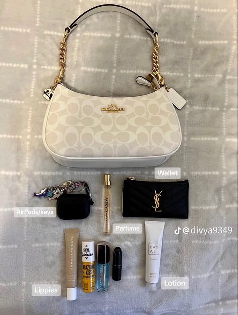 Everyday Bag Essentials, What's In My Purse, Girly Car Accessories, Backpack Essentials, My Style Bags, Inside My Bag, Purse Essentials, Handbag Essentials, Girly Bags