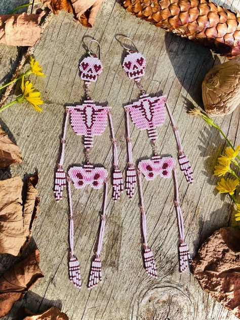 Beaded Skeleton Pattern, Skeleton Beaded Earrings, Halloween Beaded Earrings Patterns Free, Beaded Skeleton Earrings, Halloween Beading Patterns, Halloween Seed Bead Patterns, Beaded Skull Earrings, Free Beaded Jewelry Patterns Tutorials, Seed Bead Earrings Ideas