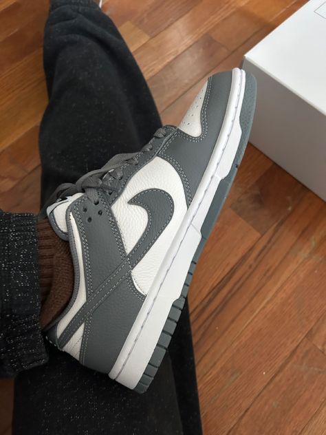 Nike By You Dunk, Womens Nike Dunks, Nike Dunks Grey, Nike Dunk Outfit Woman, Grey Sneakers Outfit, Grey Dunks, Nike Dunk Outfit, Dunk Outfits, Nike Air Jordan Low