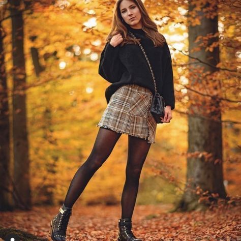 Boots Olive Green, Camel Wool Coat, Plaid Skirt Outfit, Zara Tweed, Chic Business Casual, Skirts With Boots, Miniskirt Outfits, Zara Skirts, Plaid Mini Skirt