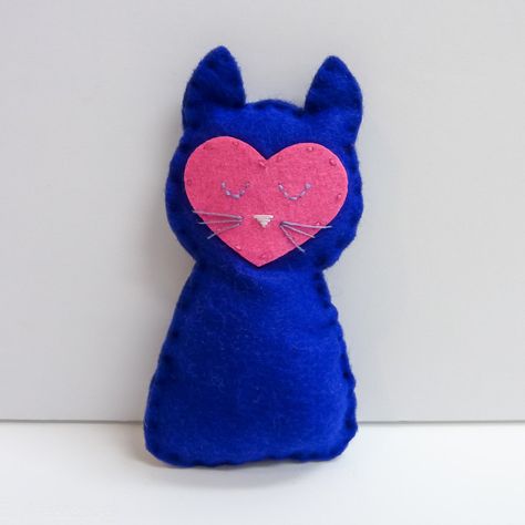 Blue pocket kitty. Pattern found at https://swoodsonsays.com/free-cat-sewing-pattern/ Pocket Kitty, Cat Sewing, Sewing Pattern Free, Kitty Pattern, Pocket Pet, Free Cats, Free Cat, Pattern Free, Sewing For Beginners