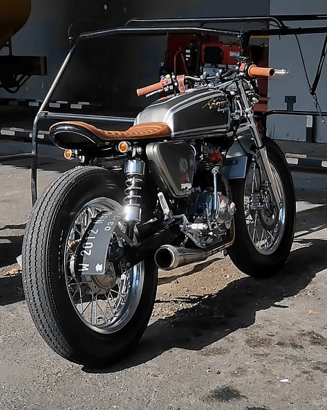 Honda GL 200 by @febs.prajnya • Exclusive offers for young adults — link in bio • See our pinned post — choose clothes and posters featuring your favorite bike style: Bobber, Chopper, Scrambler, Tracker, Brat, or Cafe Racer. • Want to post your bike in our feed? Send us quality photos of your project, but first read the "Show Your Custom Bike!" information. • Link in bio . #honda #hondagl #hondagl200 #brat #scrambler #tracker #caferacer #caferacersofinstagram #motorcycle #posters #clothing Honda Brat, Brat Bikes, Honda Gl, Brat Bike, Brat Cafe, Pinned Post, Motorcycle Posters, Cafe Racer Bikes, Bobber Chopper