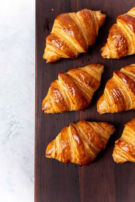 Homemade French Croissants (step by step recipe) - The Flavor Bender Crossiant Recipes Easy, Crissonts Recipe, Easy Croissant Recipe, Crossiant Recipes, Crossant Recipes, French Croissants, Making Croissants, French Croissant, Homemade Croissants