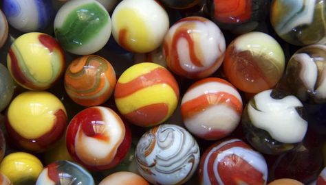 What Are My Marbles Worth? Illusional Art, Display Collections, Antique Marbles, Vintage Marbles, Marble Games, Marble Price, Shabby Chic Dresser, Harness Lingerie, Fun Photos