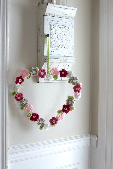 Valentines Crochet Wall Hanging, Crochet Heart Wreath Pattern Free, Crochet Heart Wall Hanging Pattern Free, Crochet Heart Doily Free Pattern, Crochet Valentines Wreath, Crochet Heart Wreath, Crochet Heart Bunting, Crochet For Valentines Day Ideas, Crochet Flower Wreath Pattern Free