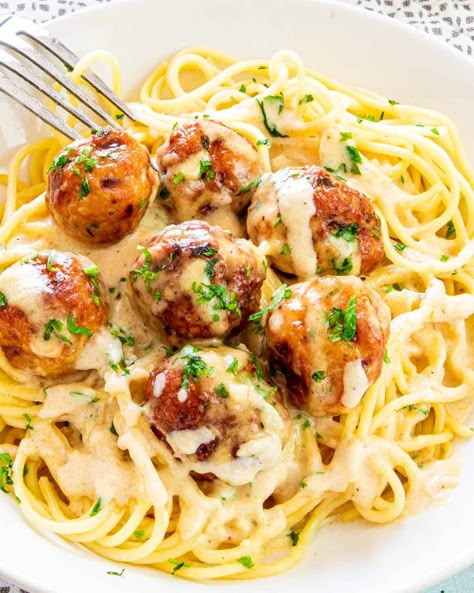 Chicken Meatballs coated in a cheesy white sauce and then dished out on top of spaghetti to make this easy Chicken Meatballs Alfredo! #chicken #meatballs #spaghetti #alfredosauce White Spaghetti Recipe, Meatballs Alfredo, Chicken Meatballs Crockpot, Easy Chicken Meatballs, Chicken White Sauce, Ground Chicken Meatballs, Alfredo Chicken, Chicken Balls, Meatball Pasta