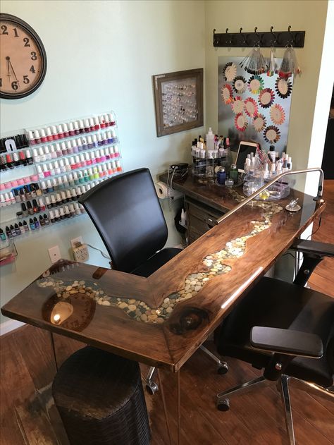 Nail Station Organization Ideas, Home Manicure Station, Nail Shop Ideas Salons At Home, Personal Nail Station At Home, Diy Nail Tech Table, Portable Nail Station, Manicure Desk Ideas, Manicure Table Set Up, Nails Desk Ideas