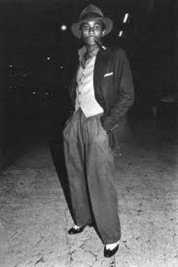 1940s L.A. Gang Member - the first black gangs were formed in reaction to southern-California “anti-minority gangs” -- largely comprised by war veterans -- such as the “Hell’s Angels” and the Los Angeles-based “Spook Hunters” who began carrying out violent attacks against predominantly-black-and-Hispanic communities. 1940s Mens Fashion, Estilo Cholo, African American Fashion, Zoot Suit, By Any Means Necessary, Vintage Black Glamour, Black American, African American History, Black Culture