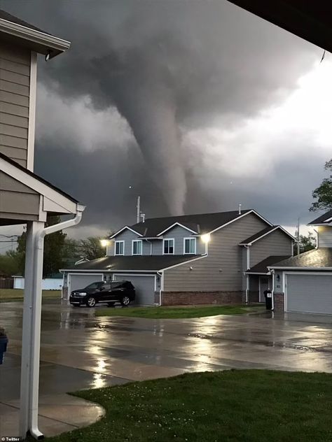 Thunderstorm Photography, Tornado Photography, Tornado Siren, Kansas Tornado, Tornado Pictures, Tornado Damage, Storm Chaser, Storm Chasing, Riders On The Storm