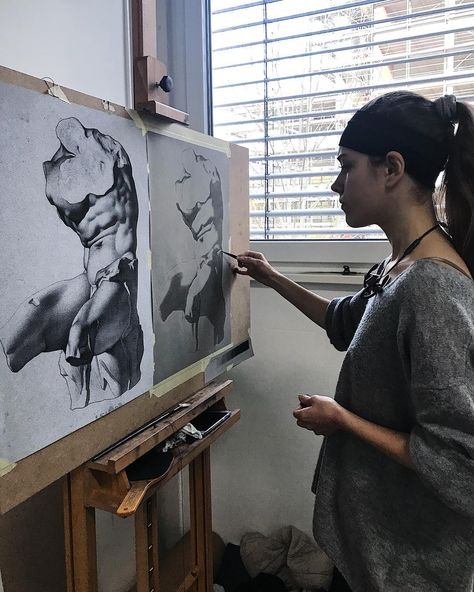 Charcoal Art Aesthetic, Fine Arts Student Aesthetic, Traditional Art Aesthetic, Masters Student Aesthetic, Academic Sketch, Art Class Aesthetic, Art Major Aesthetic, Bargue Drawing, Art Student Aesthetic