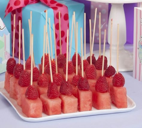 Pink Party Idea:  Watermelon and raspberry fruit on a stick Pink Finger Foods For Party, Pink Kabobs, Berry Food Ideas, Berry Skewers, Watermelon Skewers, Fruit Kabobs Kids, Pink Party Foods, Fruit Kabob, Poodle Party