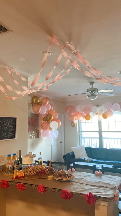 birthday brunch decor Brunch House Party, Brunch Party Decorations Indoor, Breakfast Party Ideas Decorations, Homecoming Brunch Ideas, Aesthetic Brunch Ideas, 21 Birthday Brunch, Hoco Brunch Ideas, Hoco Morning Brunch, Birthday Brunch Setup