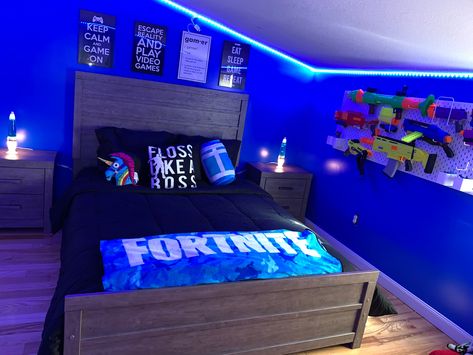 Fortnite bedroom for boys. Gamer Wall Decor Ideas, Boys Gaming Bed, Teen Room Bedding, Game Room Black Wall, Gaming Room Theme Bedroom, Games Room Boys, Boys Room Lights, Gaming Bedroom Theme, Diy Fortnite Bedroom Decor