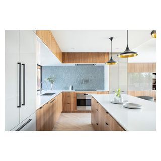 Crestridge - Midcentury - Kitchen - Los Angeles - by Colega Architects | Houzz Geometric Tile Backsplash, Architectural Kitchen, Modern Kitchen Tiles, Modern Kitchen Backsplash, Mcm Kitchen, Blue Backsplash, Flat Panel Cabinets, Unique Tile, Mid Century Modern Kitchen