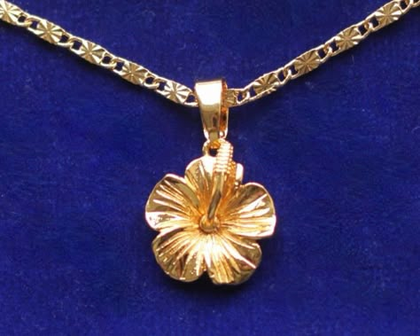 This pendant may be small but it is perfectly formed. Modelled in three dimensions from gold-coloured stainless steel, it measures 1.7cm (0.7 inches) across. The chain is also gold-coloured stainless steel and measures 45cm (17.5 inches). Gold Necklace Flower, Hibiscus Flower Necklace, Gold Flower Necklace, Quinceanera Jewelry, Gold Necklace Chain, Pretty Jewelry Necklaces, Gold Pendants, Necklaces Gold, Necklace Flower