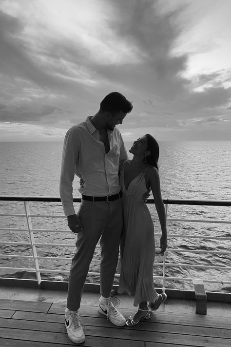 Cruise Pics With Boyfriend, Vacation Photoshoot Couple, Cruise Ship Aesthetic Couple, Couple Cruise Aesthetic, Couple Cruise Pictures Photo Ideas, Friend Cruise Pictures, Cruise Engagement Pictures, Cruise Couple Photos, Couple Poses On Cruise