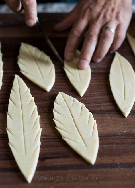 Tutorial on How to make gorgeous pies with leaf pie crust designs | @whiteonrice Sage Decorations, Leaf Pie Crust, Pie Crust Leaves, Fancy Pie Crust, Pie Crust Art, Crust Designs, Decorative Pie Crust, Pie Crust Designs, Pie Decoration