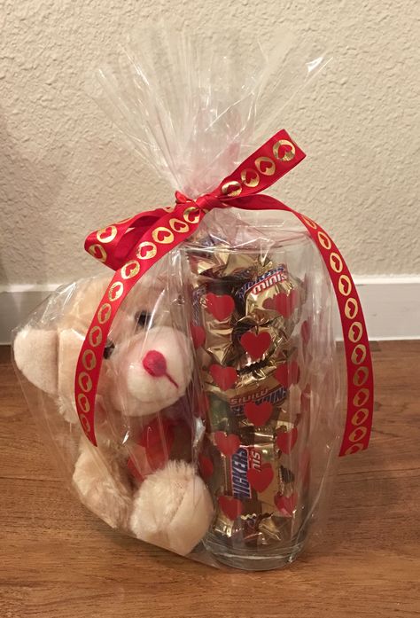 Gifts Valentine's Day Gift Ideas For Friends, Valatines Day Gift Ideas, Diy Valentine's Gifts, Valentines Gift Arrangements, Valentine Day Gift Basket Ideas, Valentine Gift Basket, Valentines Gift Baskets, Valintine Baskets Ideas, Dollar Tree Valentines Gift Basket