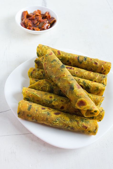 Vegan methi thepla is a flat bread and is a popular gujarati snack. Methi Thepla, Methi Recipes, Chapati Recipes, Menu Sarapan Sehat, Indian Flat Bread, Flat Breads, Breakfast And Brunch, Indian Bread, Indian Breakfast