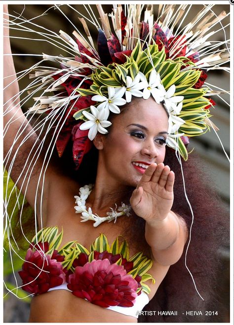 Headdress Art, Hawaiian Costume, Tahitian Costumes, Polynesian Dance, Tahitian Dance, Hawaiian Woman, Dancer Photography, Polynesian Islands, Native American Paintings