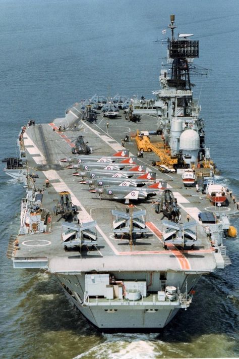 HMS Ark Royal (R09) en route to the United States, 1978. British Royal Navy aircraft carrier Uss Hancock, British Aircraft Carrier, Royal Navy Aircraft Carriers, Hms Ark Royal, Battle Ships, جنيه مصري, Navy Carriers, F4 Phantom, Royal Navy Ships