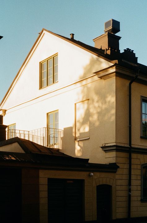 35mm film photo, Kodak Gold 200, taken on a Minolta SRT201. An old building has late afternoon light and shadows cast on its side. Photo taken in Stockholm, Sweden, in 2020, by photographer Mirjam Frosth. Kodak Gold 200 Film Photos, Building Photography Architecture, Stockholm Photography, Kodak Gold 200 Film, Kodak 35mm Film, Light And Shadow Photography, Medium Format Photography, 50mm Photography, Places Photography