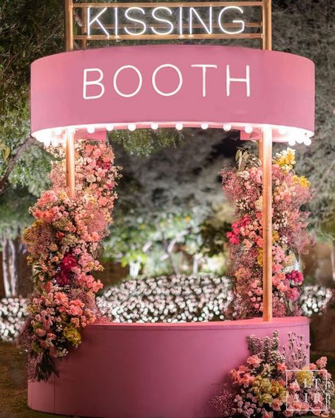 Unique Event Ideas, Cocktail Decoration, Booth Wedding, Photos Booth, Flower Bar, Kissing Booth, Wedding Entertainment, Indian Wedding Decorations, Popular Wedding