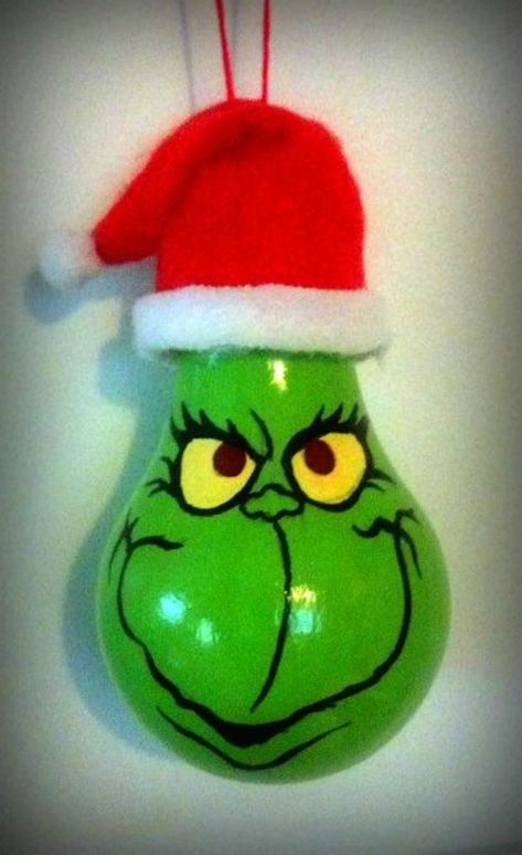 Grinch Ornament, Light Bulb Crafts, Grinch Christmas Tree, Grinch Christmas Decorations, Grinch Ornaments, Hand Painted Gourds, Diy Ikea, Painted Ornaments, Grinch Christmas