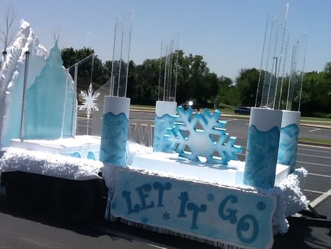 Frozen Parade Float, Homecoming 2024, Christmas Parade Floats, Homecoming Floats, Frozen Decorations, Parade Ideas, Holiday Parades, Ideas Navideñas, Mad Hatter Party