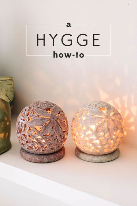 Hygge Party Ideas, Hygge Table, Hygge Classroom, Hygge Lighting, Natural Classroom, Chic Living Room Design, Wood Mantel Shelf, Diy Farmhouse Coffee Table, Shabby Chic Decor Living Room