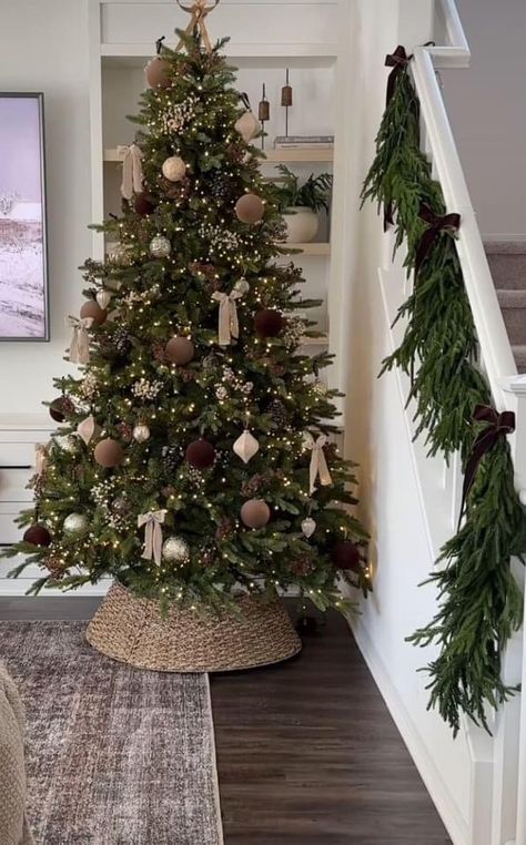 Natal Natural, Christmas Tree Inspo, White Christmas Tree Ideas, Minimalist Christmas Tree, Pencil Christmas Tree, Christmas Decor Inspiration, Christmas Themes Decorations, Christmas Tree Inspiration, Christmas Tree Ideas