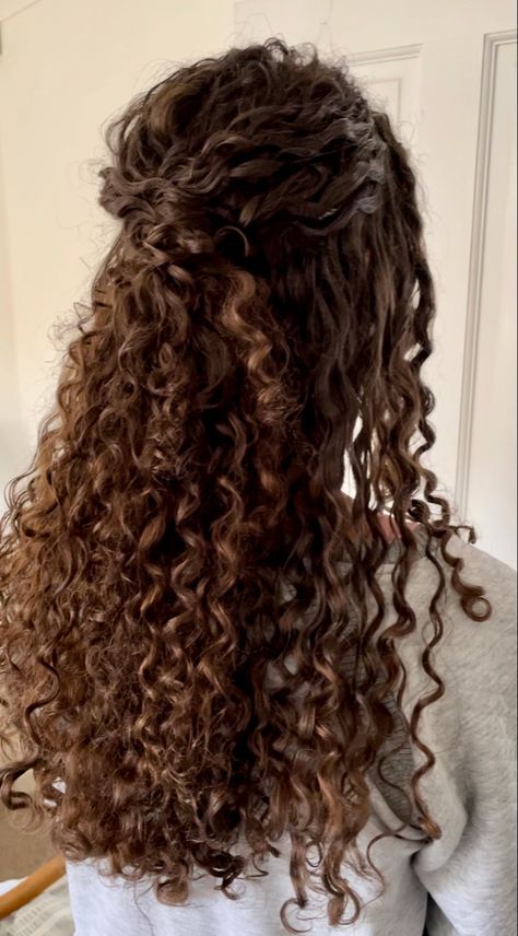 Long naturally curly brunette hair styled for a wedding in half up half down style Naturally Curly Wedding Hair, Wedding Hair Curly, Curly Bride, Curly Bridal Hair, Curly Prom Hair, Curly Wedding Hair, Hairdos For Curly Hair, Natural Curls Hairstyles, Wedding Hair Inspiration