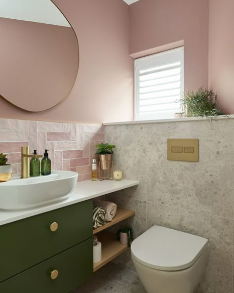 Unexpected Interior Design, Pink Toilet Room, Green Pink Bathroom, Green And Pink Bathroom, Pink Bathroom Ideas, Pink Bathroom Tiles, Pink Toilet, Small Toilet Room, Cabin Bathrooms