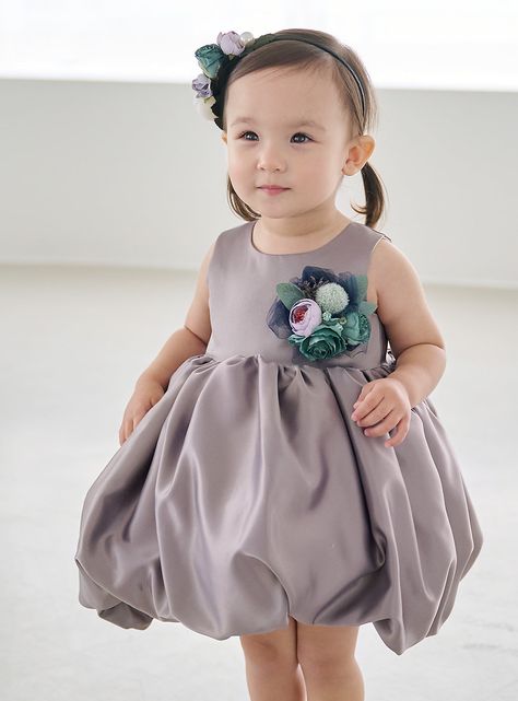 This balloon dress is made of a rich satin fabric in a shiny silver-gray color.   The flower corsage at the bust and voluminous balloon skirt create a feminine atmosphere.   The large corsage is decorated with fluffy feathers and elegant colored flowers for added glamour.    The skirt is made of three layers of lining, hard tulle, and satin, giving it great volume.   You can enjoy the fluffy volume without the need for separate panniers.   The back of the dress has Dressco's original laced design, giving it a luxurious feel like a wedding dress.   The lining is made of skin-friendly cotton, so it is comfortable to wear and even small children can wear it comfortably.  The color, shape, material and design of the corsage on the bust may change depending on when the material was obtained.  P Misty Flower, Baby Tulle Dress, Children's Dresses, Balloon Skirt, Balloon Dress, Flower Corsage, Colored Flowers, Baby Dresses, Lace Design