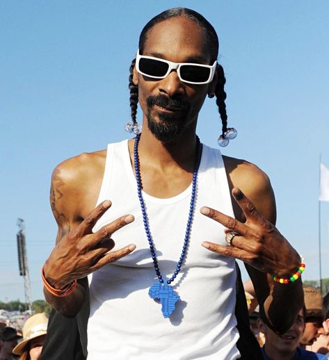 Snoop Dogg (Jul 20, 2010) Glastonbury Music Festival - Day 3 Ropa Hip Hop, 90s Hiphop, Snoop Dog, Rap Aesthetic, Hip Hop Outfits, Iconic Photos, Dog Halloween, Snoop Dogg, Square Sunglasses Men