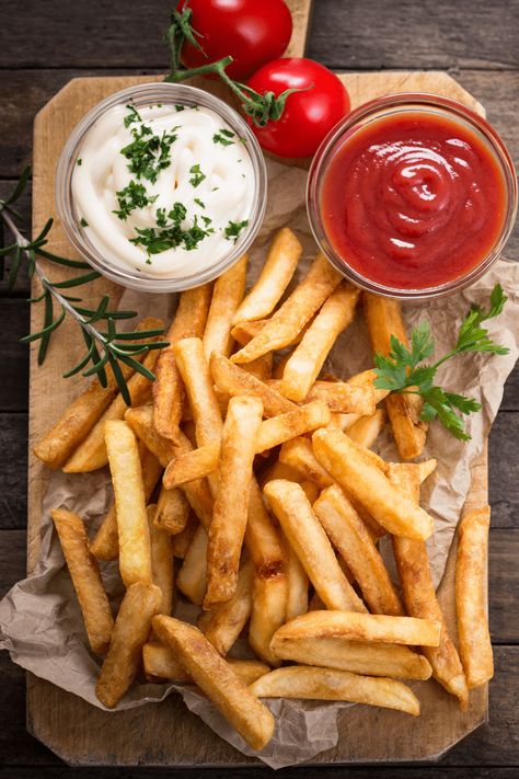 Reheat fries in the air fryer instead of microwaving them! It's the easiest way to breathe new life into sad, soggy fries. Types Of French Fries, Belgian Fries, French Fries Recipe, Think Food, Air Fryer Recipes Healthy, Sweet Potato Fries, Afternoon Snacks, Potato Chips, French Fries