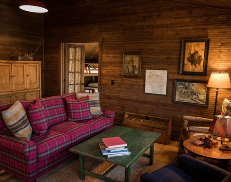 1940s Cabin, Rustic Cabin Home, 60s Interior, Modern Mountain House, Cabin Living Room, Cabin Home, Built In Bunks, Retro Camping, Ski Decor