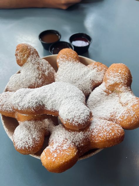 Mickey-shaped beignets located off Port Orleans Resort French Quarter lobby Disney French Quarter, Trip Manifestation, Mickey Beignets, Orlando Food, Best Disneyland Food, Pixar Fest, Port Orleans French Quarter, Disney Desserts, Disney Florida