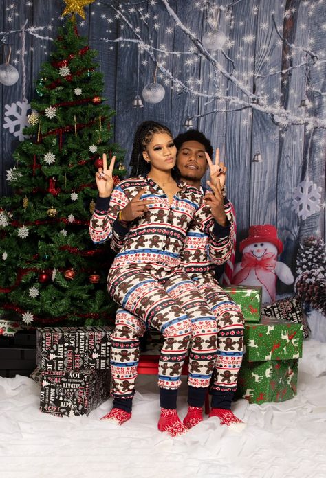 Christmas Pictures For Couples, Cute Matching Christmas Pjs Couples, Black Couple Matching Pajamas, Halloween Pajamas Couple, Matching Halloween Pajamas Couples, Christmas Pics With Boyfriend, Bestie Christmas Photoshoot, Christmas Photoshoot Friends, Cute Couple Christmas Pictures