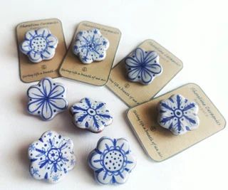 ShorelineCeramicShop - Etsy Portugal Blue And White Pottery, Ceramic Inspiration, Cerámica Ideas, Terracotta Clay, Ceramic Fish, White Pottery, Clay Jewelry Diy, Ceramic Flower, Ceramic Candle