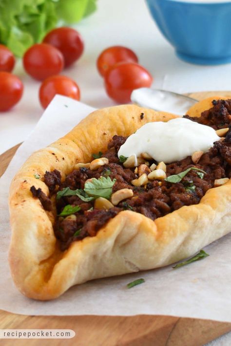 Looking or a different recipe for pizza? Make Turkish Pide pizzas! These are boat shaped pizzas made with a simple dough and this recipe has lamb mince filling. Lamb Pizza, Healthy Chicken Sandwich Recipes, Pide Recipe, Make Naan Bread, How To Make Naan, Turkish Pide, Turkish Pizza, Spiced Lamb, Bread At Home