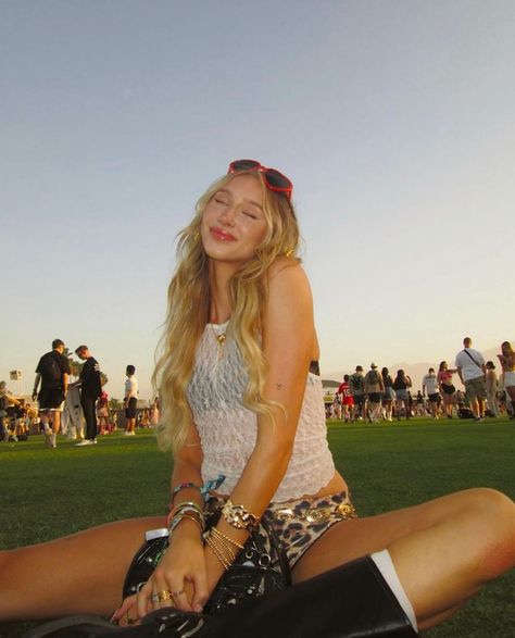 @coachella with @tessawhitehall Simple Coachella Outfit Casual, Portola Festival Outfit, Music Festival Picture Ideas, Coachella Poses, Coachella Photoshoot, Simple Coachella Outfit, Coachella Theme Party Outfits, Festival Photo Ideas, Festival Poses