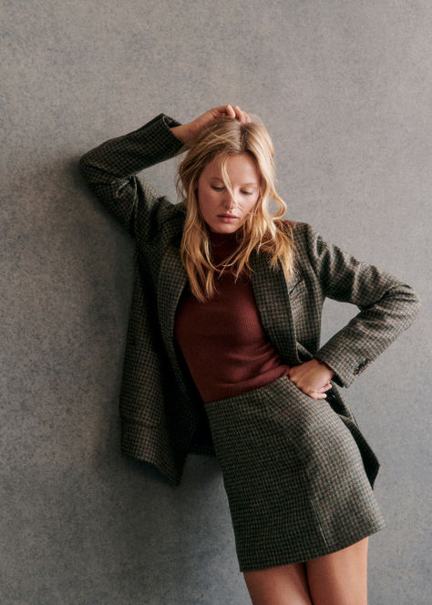 Introducing the Sézane Malia Skirt in Khaki Houndstooth. This mini skirt features a classic houndstooth pattern, offering a chic and timeless look. Its tailored design makes it a versatile addition to your wardrobe, perfect for both casual and polished outfits. Pair it with a crisp blouse or cozy knit for a stylish ensemble. Explore our latest collection at sezane.com or via the app. A Line Skirt Outfits, Style Parisienne, Houndstooth Skirt, Paris Mode, Denim T Shirt, Swimwear Dress, Knitwear Dress, Fall Collection, Fall Collections