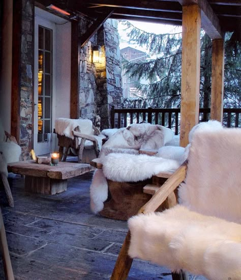 10 Ways To Add Cozy Vintage Style To Your Home This Winter Terrasse Med Tak, Ski Lodge Decor, Chalet Chic, Chalet Interior, Chalet Design, Ski House, Chalet Style, Winter Cabin, Ski Chalet