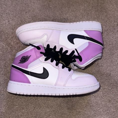 Pink And Purple Jordans, Purple Nike Shoes, Jordan 4s, Purple Nikes, Purple Shoes, Nike Shoes Women, Girls Sneakers, Nike Black, Nike Air Jordan