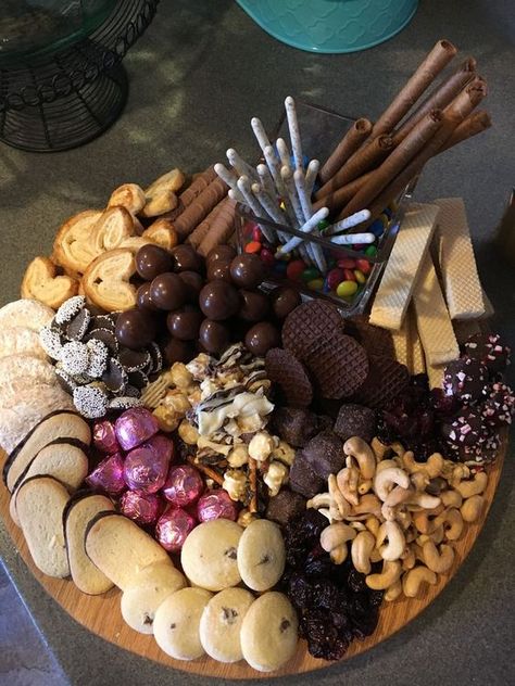 Chocolate Board Ideas and Dessert Board Ideas for your Holiday Party Chocolate Board Ideas, Dessert Board Ideas, Food Platters Ideas, Platters Ideas, Chocolate Board, Dessert Boards, Dessert Holiday, Dessert Board, Dessert Platter