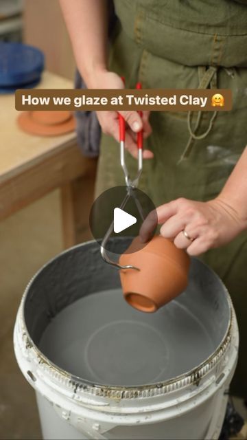 Dip Glazing Pottery, Pottery Glazing Techniques Tutorials, Dip Glaze Pottery, How To Glaze Pottery, Pottery Glazing Ideas, Glazing Pottery, How To Make Ceramic, Handmade Clay Pots, Pottery Cafe