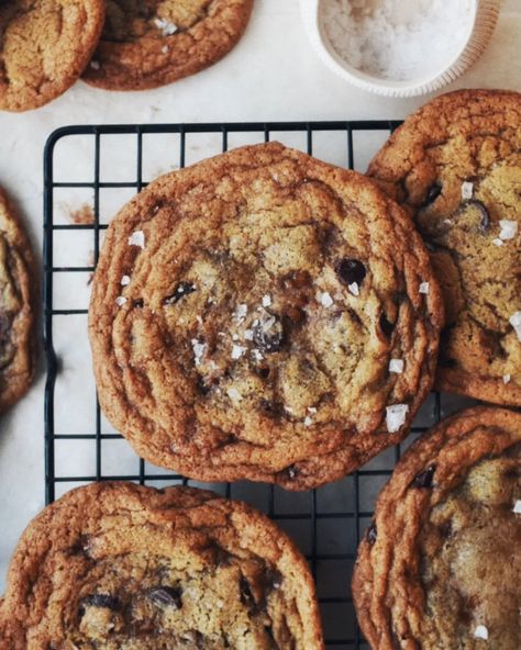 Brown butter chocolate chips cookies on cooking rack Chocolate Chip Skor Cookies, Skor Chocolate Chip Cookies, Toffee Bits Cookies, Skor Cookies, Brown Butter Toffee Cookies, Brown Butter Toffee Chocolate Chip, Cassava Pone, Toffee Chocolate Chip Cookies, Toffee Cookie Recipe