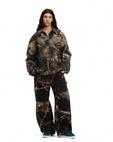 Oversized boxy fit jacket. Screen printed RealTree canvas. Zipper closure with Cold engraved on button. Reinforced stitching throughout the jacket. 100% cotton canvas shell. 100% polyester lining. Tool pockets and hammer loop. Male (182cm, 5'11"): L - Female (174cm, 5'9"): L - National Shipping 24-48H (Spain / Portugal) - CORREOS EXPRESS - European Shipping 48-72H - FEDEX - International Shipping 5-7 working days - FEDEX Oversize Jacket Outfit, Graphic Jacket, Brand Hoodies, Dark Clothing, Cold Culture, Graphic Jackets, Best Hoodies, Streetwear Clothing Brand, Alt Clothes